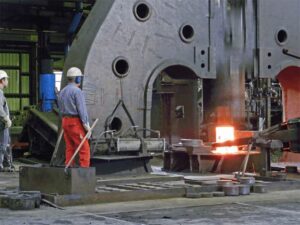 توليد قطعات فولادی به روش فورجینگ یا آهنگری دريک واحد بزرگ صنعتی